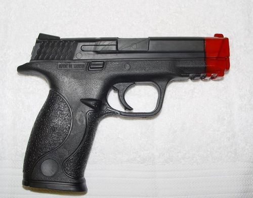 Plastik-Pistole, schwarz, Mündung rot